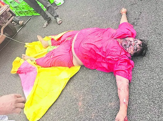 ఆగి ఉన్న లారీని ఢీకొట్టిన పాలవ్యాన్‌ 