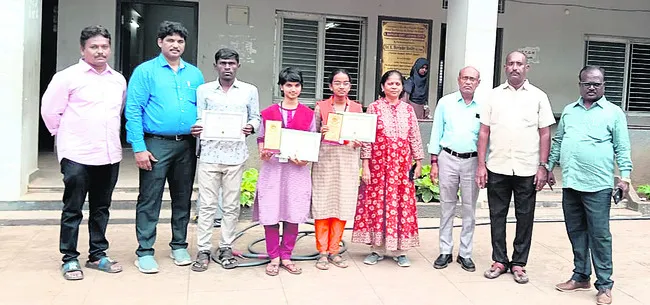 విజేతలకు బహుమతుల ప్రదానం