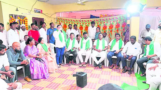 కాంగ్రెస్‌ ప్రచారంలో అర్బన్‌ బ్యాంక్‌ చైర్మన్‌