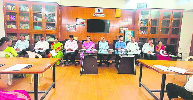 హాస్టళ్ల నిర్వహణలో నిర్లక్ష్యం తగదు