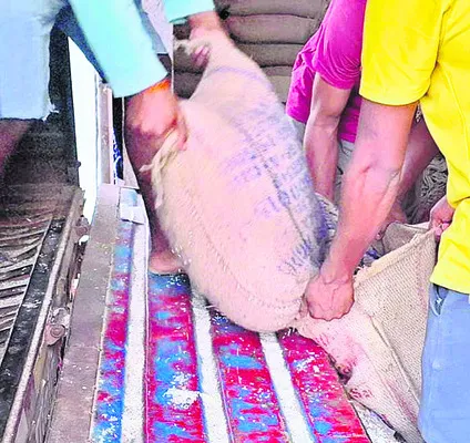 సంచులు మార్చి.. మళ్లీ అప్పగించి