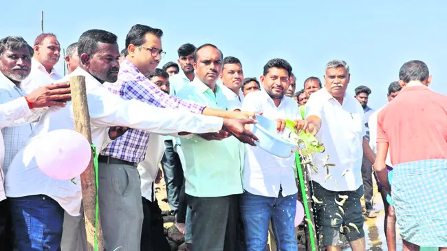 మత్స్యకారుల ఆర్థికాభివృద్ధే ప్రభుత్వ లక్ష్యం