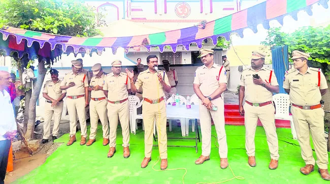 సైబర్‌ నేరగాళ్లతో జాగ్రత్త 
