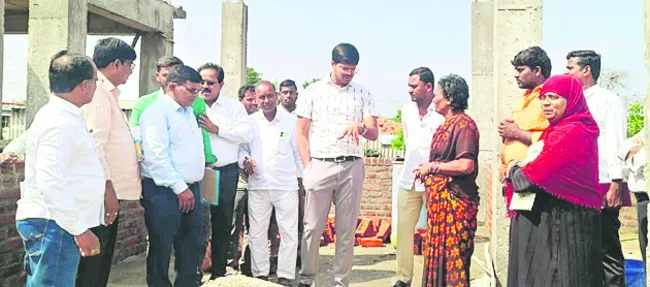 ఇళ్ల నిర్మాణాలు ప్రారంభించాలి