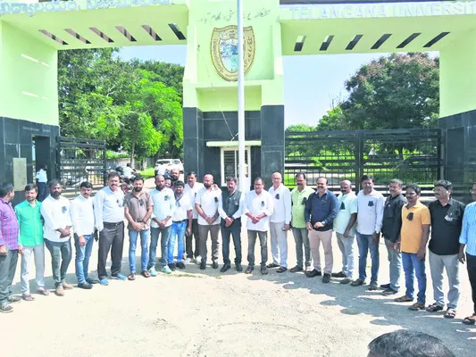 పరీక్షలను వాయిదా వేయాలి 