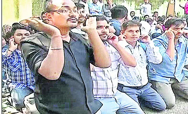 సంస్కృత ఉపాధ్యాయ అభ్యర్థుల నిరసన 