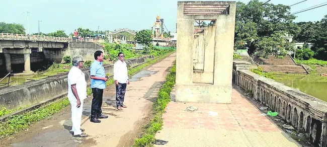 కొత్త అక్విడెక్టుపై రాకపోకల బంద్‌