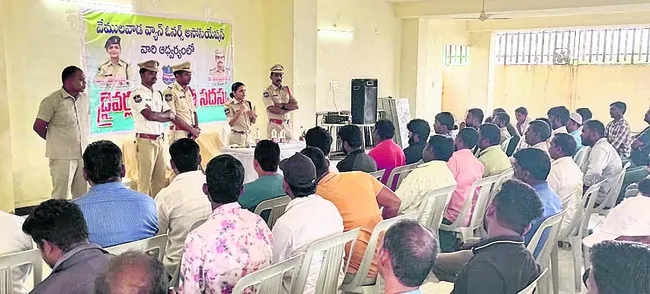 రోడ్డు భద్రతా నియమాలు పాటించాలి