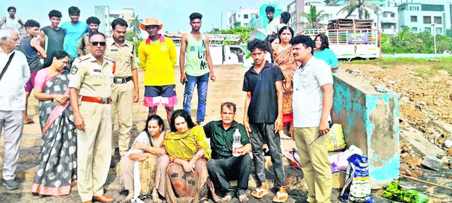 మహిళలను కాపాడిన లైఫ్‌గార్డులు