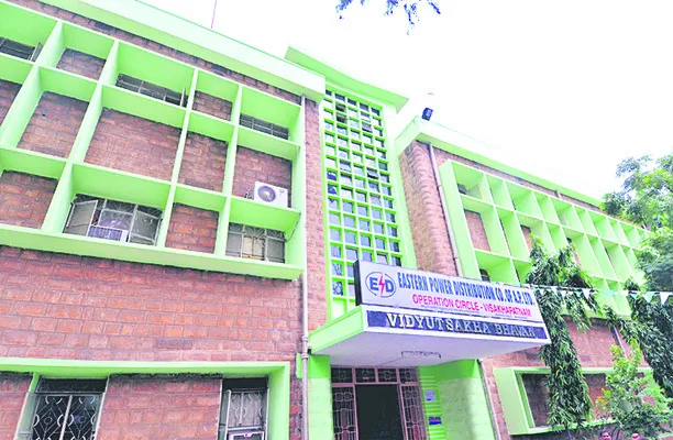 సభ్యుల సొమ్ము గోవిందా!