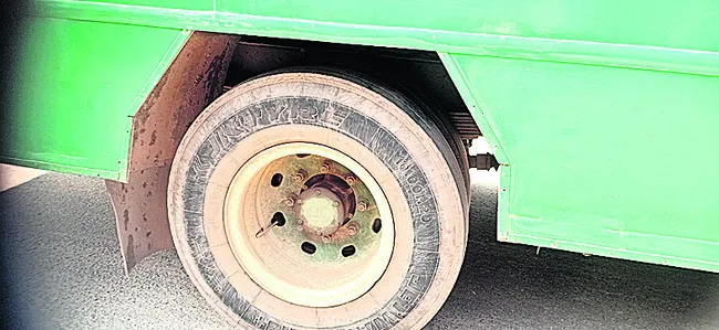 బస్సు వెనుక భాగంలో పొగలు 