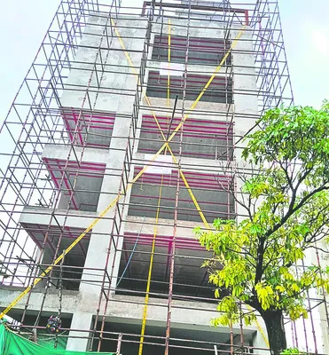 కడుతుంటే ..కళ్లప్పగించి!