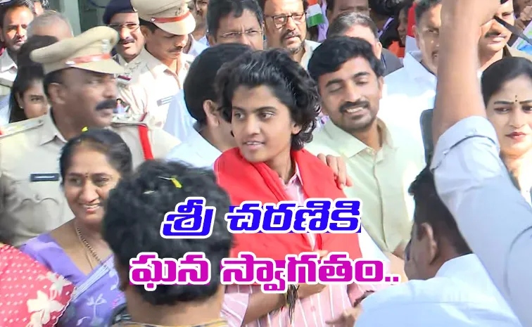 గన్నవరం చేరుకున్న వరల్డ్‌కప్‌ విన్నర్‌ శ్రీచరణి..