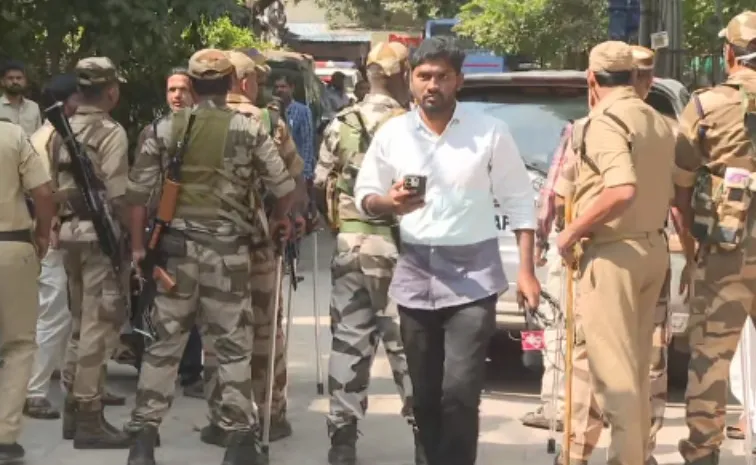 జూబ్లీహిల్స్‌ ఎన్నిక.. బీఆర్‌ఎస్‌ నేతల ఇళ్లలో సోదాలు