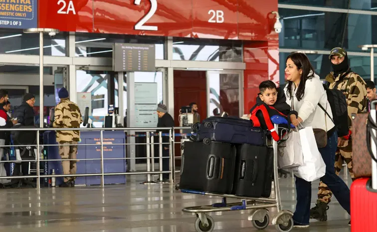 ఐజీఐఏలో సాంకేతిక లోపం.. 100కు పైగా విమానాలు ఆలస్యం