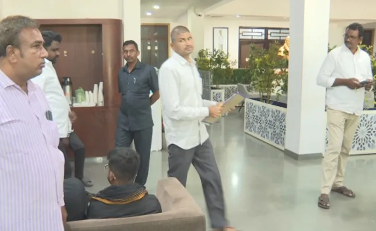 కర్నూలు బస్సు దగ్ధం కేసులో పోలీసుల నోటీసులు