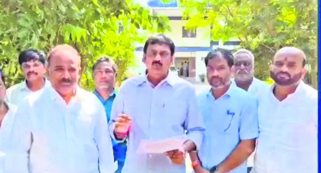 వైఎస్సార్‌సీపీ నేతలపై అక్రమ కేసులు పెట్టిస్తున్న స్పీకర