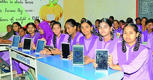 ట్యాబ్‌లు ఏవీ లోకేష్‌? 