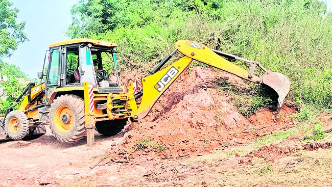 కూటమి నేతల కబ్జా పర్వం 