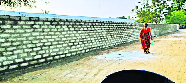 కబ్జా కోట గోడ