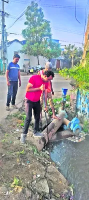 మురికి కాలువను శుభ్రం చేసిన కమిషనర్‌