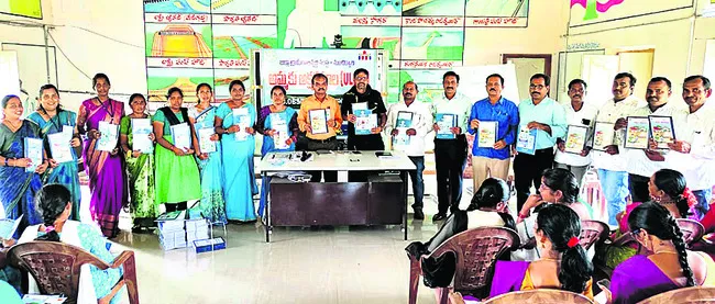 మహిళలంతా అక్షర జ్ఞానం కలిగి ఉండాలి