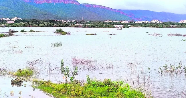 ప్రమాదకరంగా పేరూరు చెరువు 