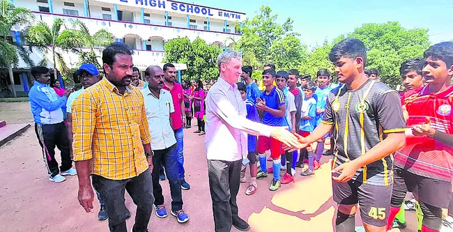 ఉత్సాహంగా ఫుట్‌బాల్‌ పోటీలు