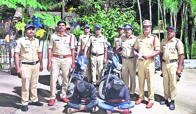 ఇద్దరు అరెస్టు.. రెండు బైకుల స్వాధీనం 