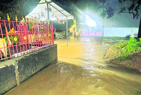 వర్షమొస్తే..గండి పడడం ఖాయం 
