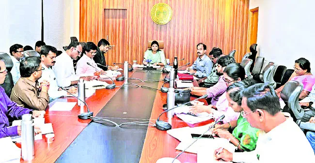 ఇందిరమ్మ ఇళ్ల నిర్మాణాల్లో వేగం పెంచండి