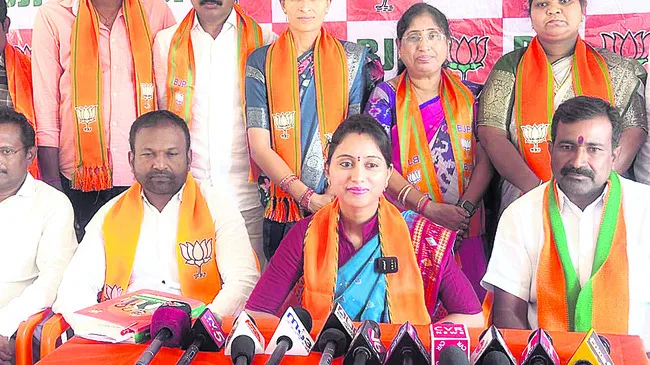 కబ్జాపై మాట్లాడితే టార్గెట్‌ చేశారు