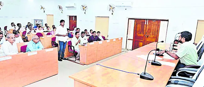 ప్రభుత్వ భవనాల్లో మౌలిక వసతులు కల్పించాలి 