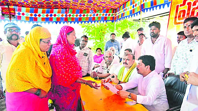 ప్రజా దర్బార్‌లో అర్జీల స్వీకరణ 