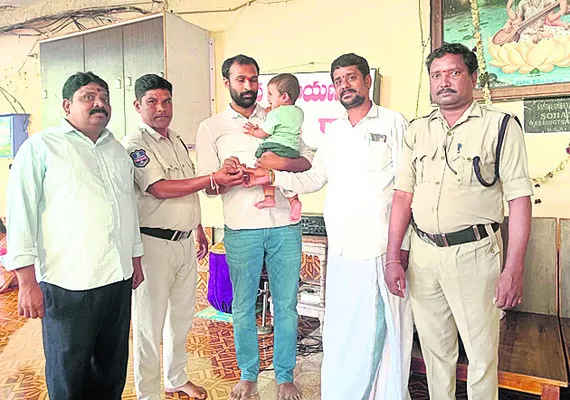 నిజాయితీ చాటుకున్న ఆలయ సిబ్బంది