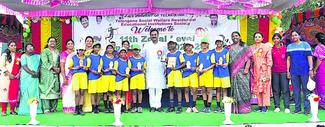 విద్యార్థినులు అన్ని రంగాల్లో రాణించాలి