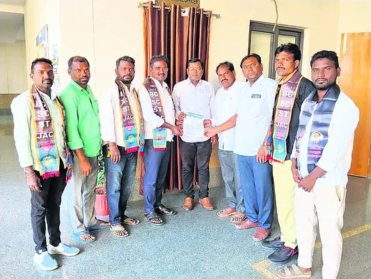 బీసీలకు 42 శాతం రిజర్వేషన్లు కల్పించాలి