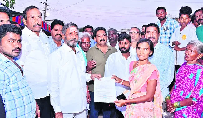 ప్రజలను ఏమార్చడంలో చంద్రబాబు దిట్ట