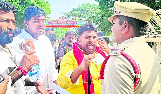 పుట్టపర్తి విమానాశ్రయం వద్ద ఉద్రిక్తత 