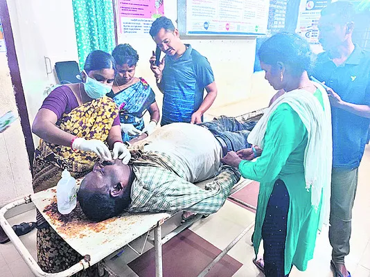 రోడ్డు ప్రమాదంలోవ్యక్తికి తీవ్ర గాయాలు
