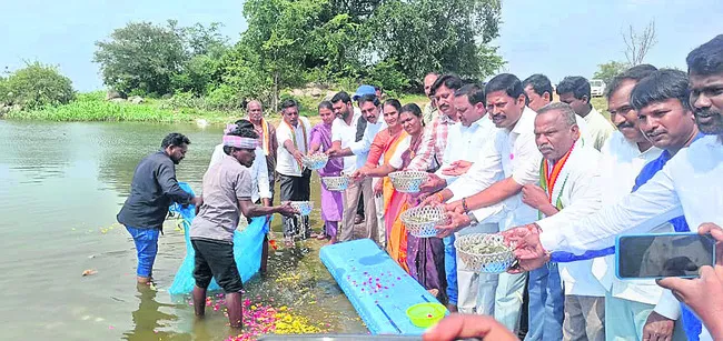 చెరువులకు చేరుతున్న ‘చేపలు’