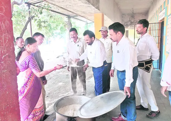 నాణ్యమైన భోజనం అందించాలి