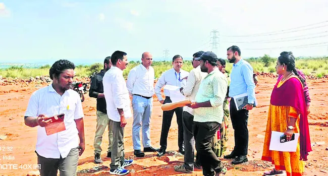 టిష్యూ కల్చర్‌ అరటి పరిశోధనా కేంద్రానికి స్థల పరిశీలన 