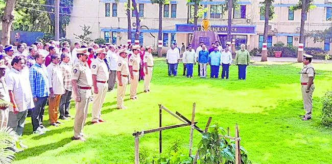 పోలీస్‌ కమిషనరేట్‌లో సామూహిక వందేమాతర గీతాలాపన 