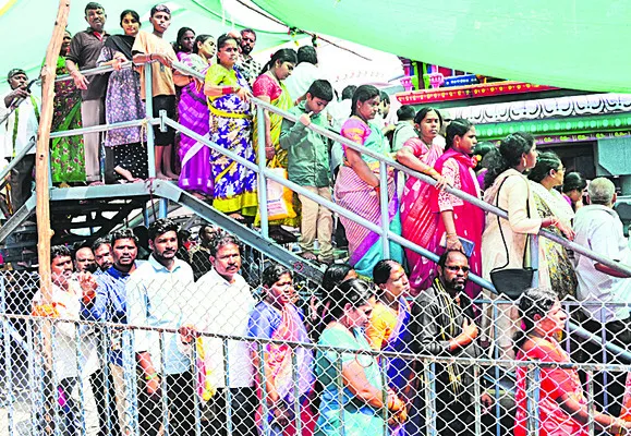 దుర్గమ్మ సన్నిధిలో భక్తుల రద్దీ 