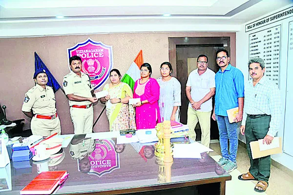 పోలీసు కుటుంబానికి ఆర్థిక చేయూత