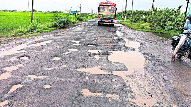 అడుగడుగునా గుంతలు.. అదురుతున్న గుండెలు