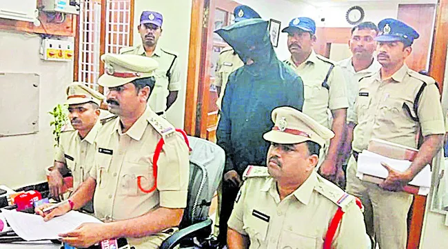 ఆదాయ పన్ను శాఖ అధికారినని బెదిరిస్తున్న వ్యక్తి అరెస్టు