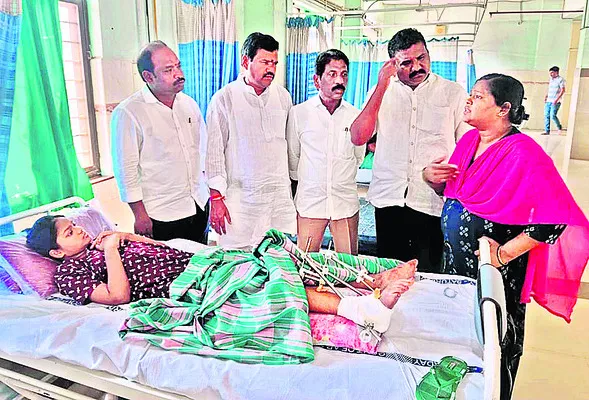 కేజీబీవీ విద్యార్థినికి వైఎస్సార్‌ సీపీ నేతల పరామర్శ 