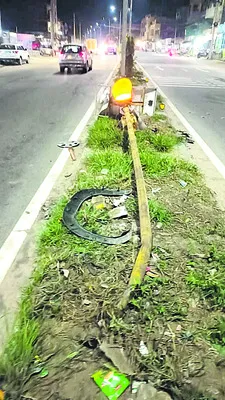 విద్యుత్‌ స్తంభాన్ని ఢీకొట్టిన కారు